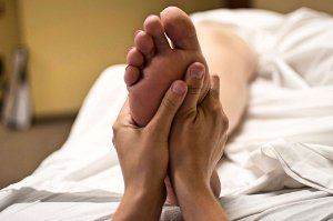 Akné se dá zbavit i pomocí masáže nohou