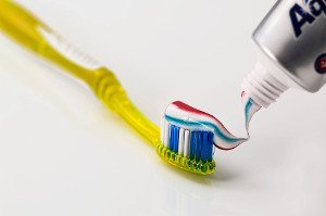 Čištění zubů má svá pravidla, stejně jako používání mezizubního kartáčku a zubní nitě