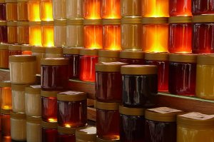 Včelí med léčí, regeneruje, detoxikuje a navíc výborně chutná